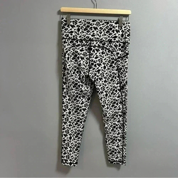 Zyia -  Snow Leopard Pocket Brilliant Hi-Rise Leggings - Picture 4 of 8